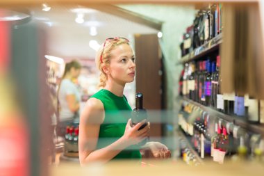 Yiyecek süpermarkette alışveriş kadın.