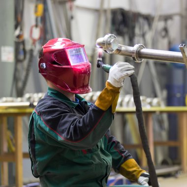 Kaynak metal fabrikası sanayi işçisi.
