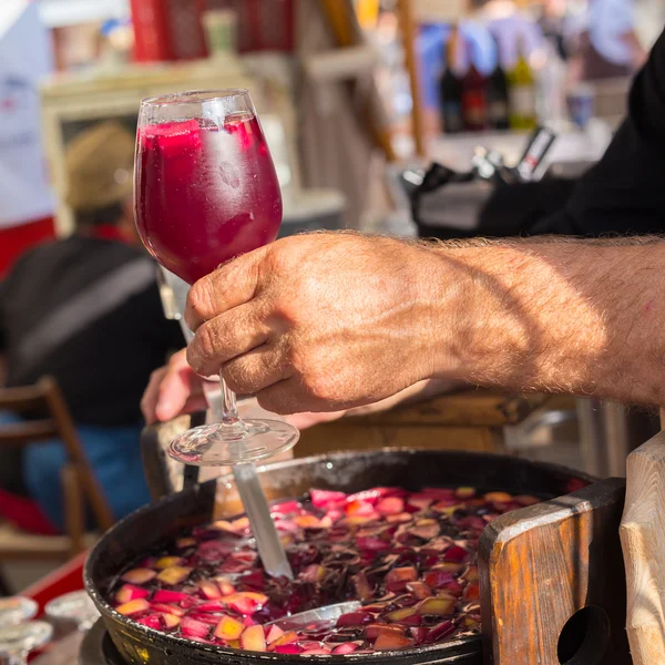 Sangria refrescante servida em banca de comida . — Fotografia de Stock