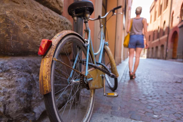 Ретро-велосипед на старой итальянской улице . — стоковое фото
