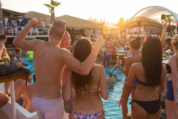 Feest op het strand van Zrce, Novalja, Pag eiland, Kroatië. — Stockfoto