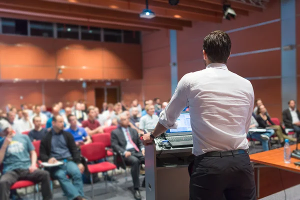 Openbare spreker geeft lezing op Business Event. — Stockfoto