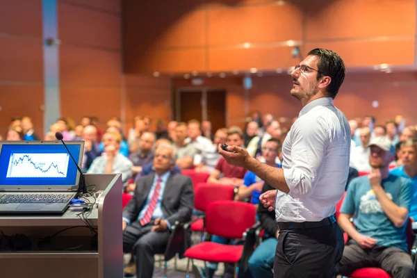 Openbare spreker geeft lezing op Business Event. — Stockfoto