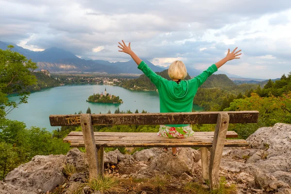 Vrouw genieten van een panoramisch uitzicht op Lake Bled, Slovenië. — Stockfoto