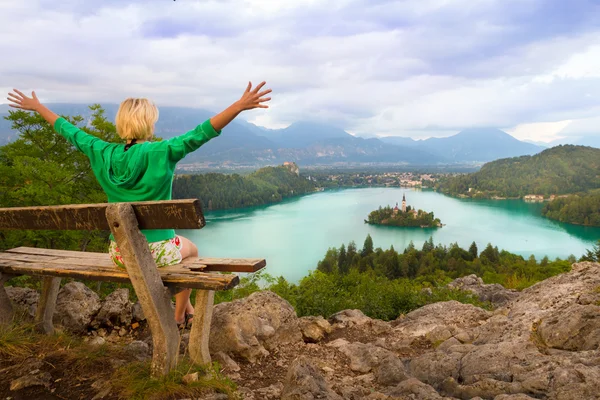 Woman enjoying panoramic view of Lake Bled, Slovenia. — Stock Photo, Image