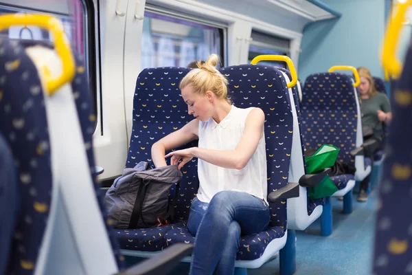 Kadın tren ile seyahat eden. — Stok fotoğraf