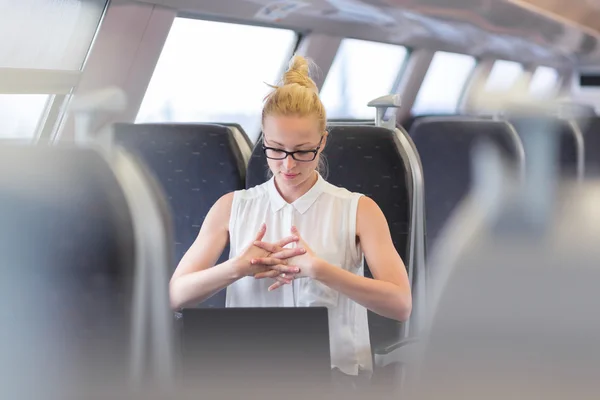 Femme streching tout en voyageant en train . — Photo