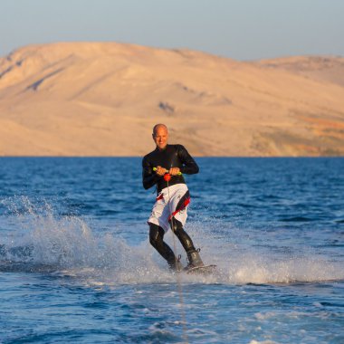 Wakeboarder günbatımı içinde.