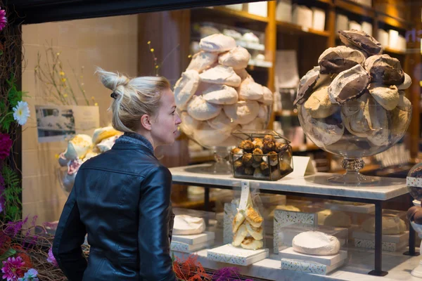 Woman window shopping. — Stock Photo, Image