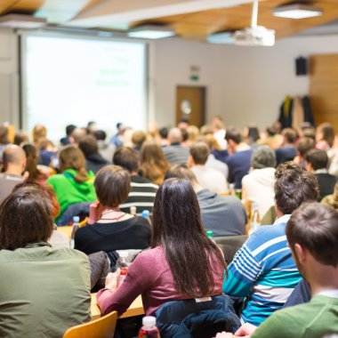 Üniversite konferans salonunda atölye çalışması.