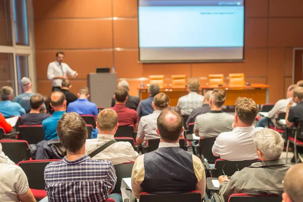 Wirtschaftssprecher hält Vortrag im Konferenzsaal. — Stockfoto