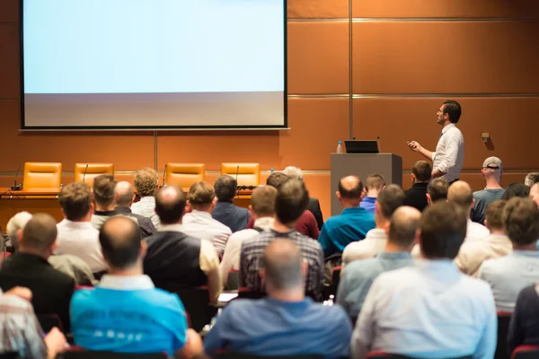 Business speaker geeft een lezing in de conferentiezaal. — Stockfoto