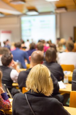 Üniversite konferans salonunda atölye çalışması.