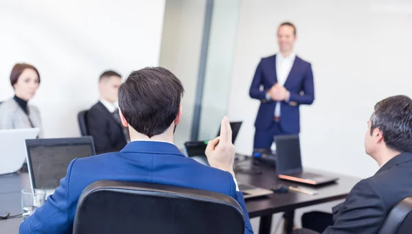 Kollega ställer fråga till teamledare. — Stockfoto