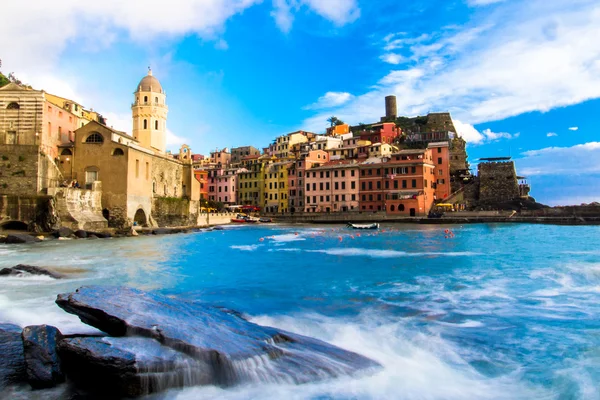 Kleurrijke haven van vernazza cinque terre, Italië. — Stockfoto