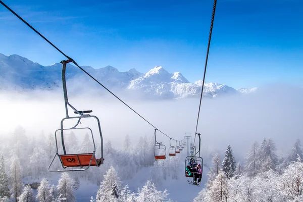 Skiliften op Vogel bergen in de winter, Slovenië. — Stockfoto