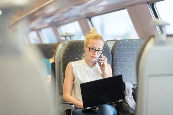 Affärskvinna som arbetar under en resa med tåg. — Stockfoto
