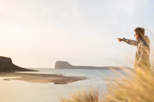 Freier aktiver Mann genießt Schönheit der Natur. — Stockfoto