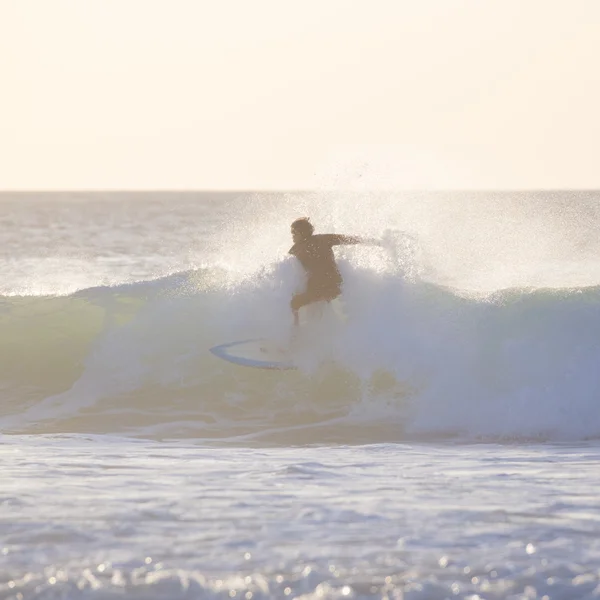 Surfista cavalcando un'onda grande. — Zdjęcie stockowe