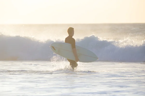 Surfer am Strand mit Surfbrett. — Stockfoto