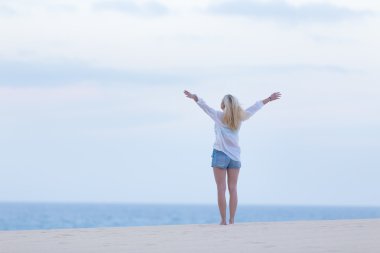 Ücretsiz kadının özgürlük Beach gece karanlığında.