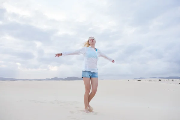 Unbekümmerte Frau genießt Freiheit am Strand. — Stockfoto