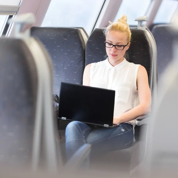 Nő dolgozik laptop vonattal. — Stock Fotó