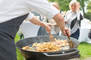 Cheff geleneksel Sloven kaiserschmarrn hazırlanıyor .