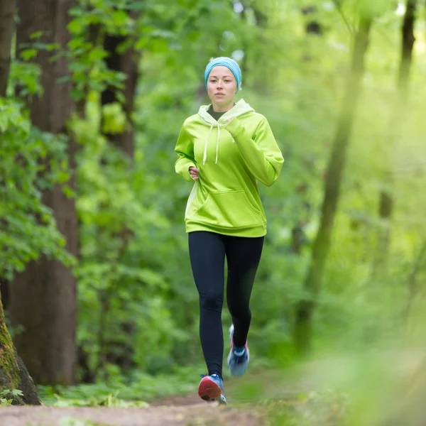 Deportiva joven corredora en el bosque . —  Fotos de Stock
