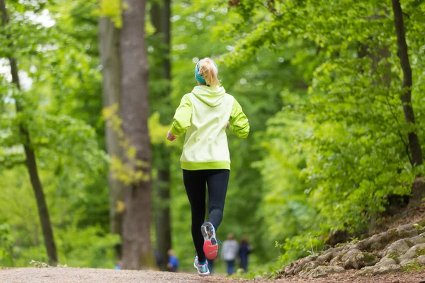 森でスポーティな若い女性ランナー. — ストック写真