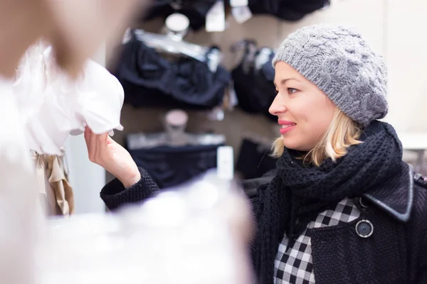 Vacker dam shopping i underkläder butik. — Stockfoto