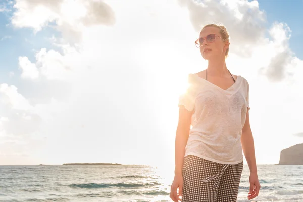 Entspannte, glückliche Frau genießt Sonne im Urlaub. — Stockfoto