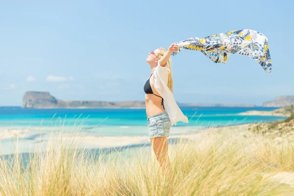 Kostenlose glückliche Frau genießt Sonne im Urlaub. — Stockfoto