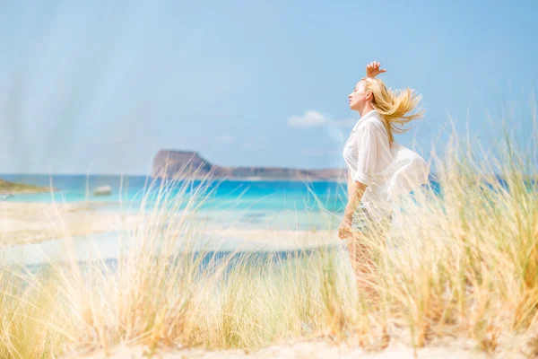 Free Happy Woman Enjoying Sun on Vacations. — Stock Photo, Image