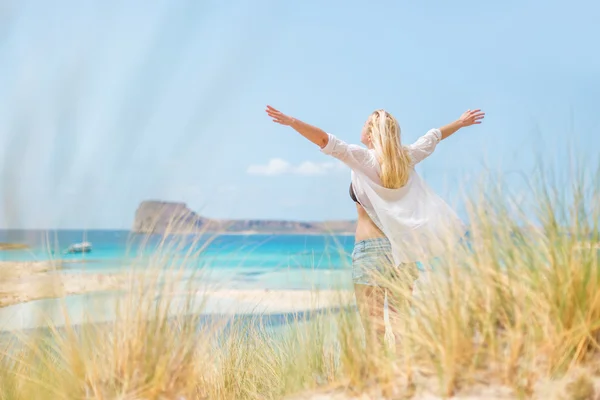 Gratis gelukkig vrouw genietend van zon op vakantie. — Stockfoto