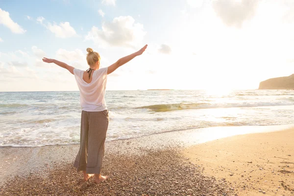 自由幸福的女人享受日落在沙滩上 — 图库照片