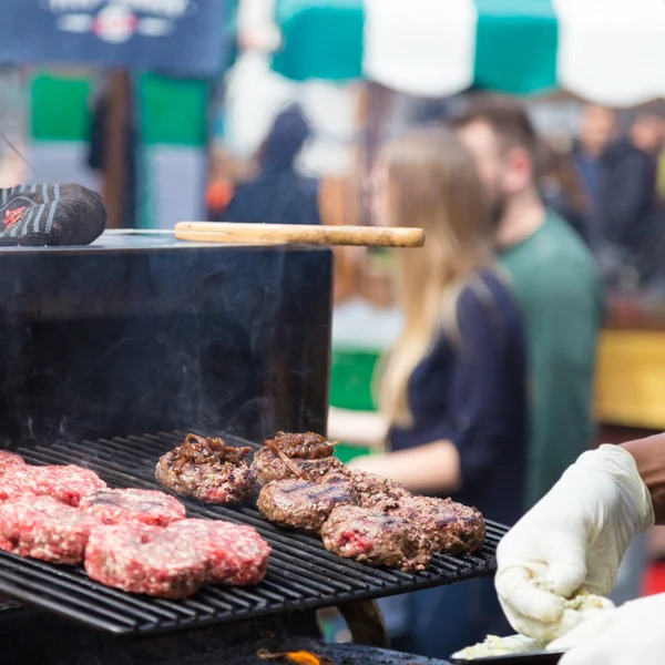 Hamburguesas de carne a la parrilla en el puesto de comida . —  Fotos de Stock