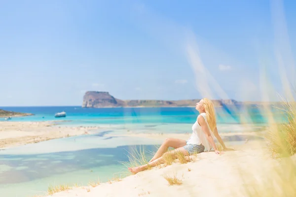 Entspannte, glückliche Frau genießt Sonne im Urlaub. — Stockfoto