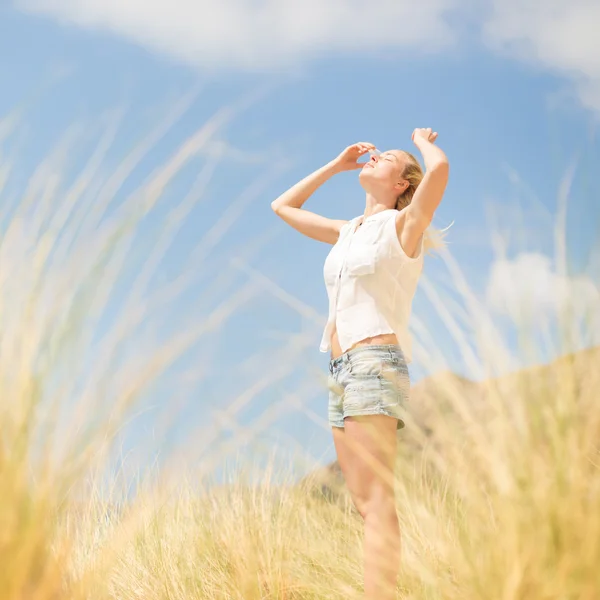 Mujer feliz libre disfrutando del sol en vacaciones . —  Fotos de Stock