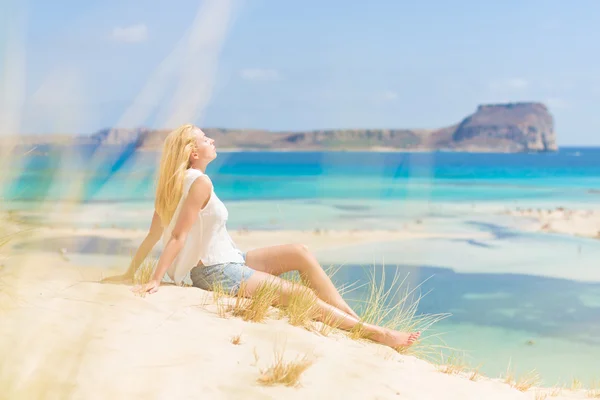 Ontspannen gelukkige vrouw genieten van zon op vakanties. — Stockfoto