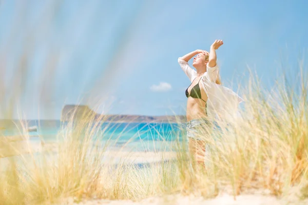 休暇で太陽を楽しむ無料の幸せな女性. — ストック写真