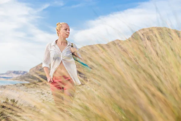 Mujer feliz libre disfrutando del sol en vacaciones . —  Fotos de Stock