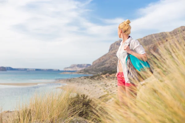 Gratis gelukkig vrouw genietend van zon op vakantie. — Stockfoto