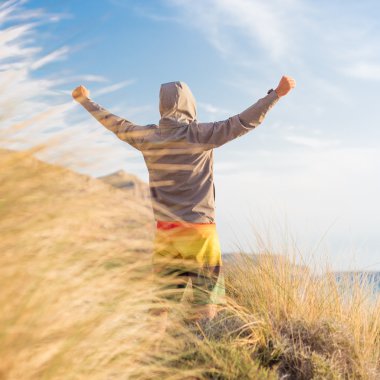 Doğanın güzelliği zevk sportif aktif adam.