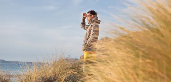 Hombre activo libre disfrutando de la belleza de la naturaleza . —  Fotos de Stock