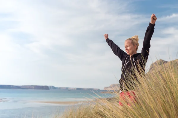 Mujer feliz libre disfrutando del sol en vacaciones . —  Fotos de Stock