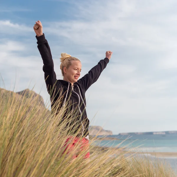 Mujer feliz libre disfrutando del sol en vacaciones . —  Fotos de Stock