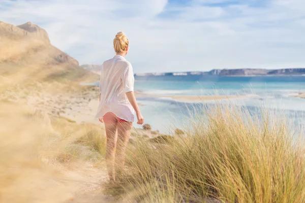 Mujer feliz libre disfrutando del sol en vacaciones . —  Fotos de Stock