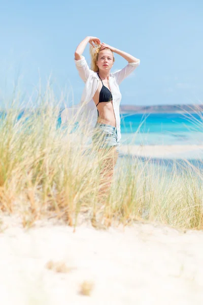 Gratis gelukkig vrouw genietend van zon op vakantie. — Stockfoto