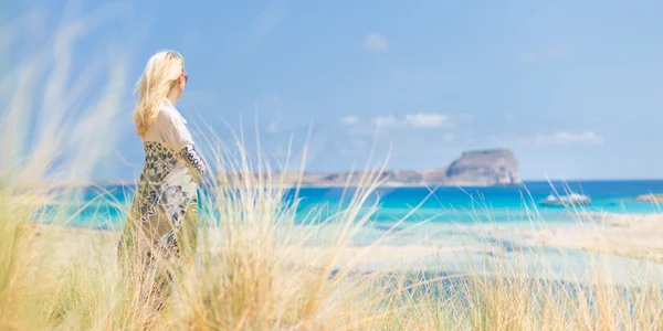 Mujer feliz libre disfrutando del sol en vacaciones . —  Fotos de Stock